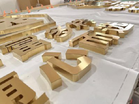 东兰拉丝不锈钢字的特点。