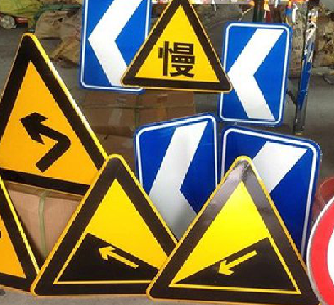 东兰标识标牌中颜色的确定是很重要的。